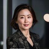 打光屁股首席内容官李晓燕的专业形象照，展现资深内容策划专家的专注与创意气质